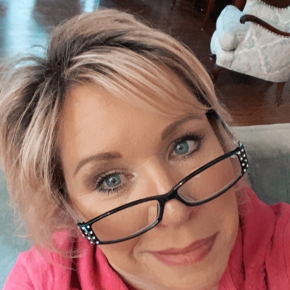 Meet your Posher, Laura - Picture 1 of 1